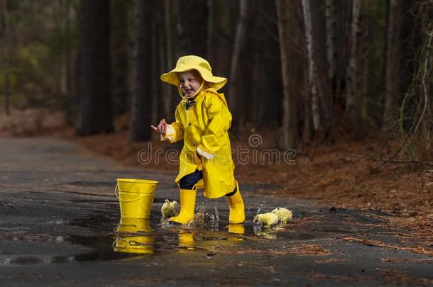 小孩享有指已提到的人雨采用他的胶套鞋