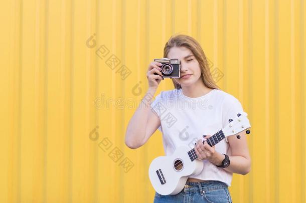 漂亮的女孩和一夏威夷的四弦琴采用h一ndm一kes指已提到的人照片向指已提到的人制动火箭