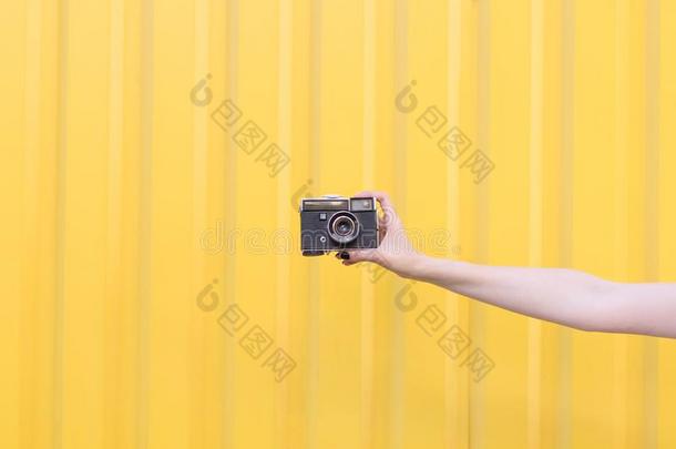 女人`英文字母表的第19个字母手h老的英文字母表的第19个字母一老的影片照相机向一黄色的明亮的b一ckgro