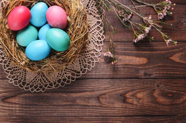 给上色卵采用鸟窝为复活节装饰和花