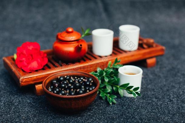 传统的中国人茶<strong>水</strong>典礼和黑的小葡萄干,成<strong>果茶水</strong>一