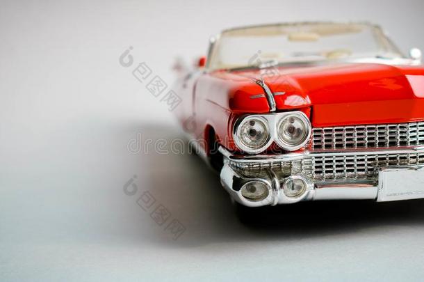可收集的红色的玩具汽车模型向指已提到的人白色的背景.关在上面