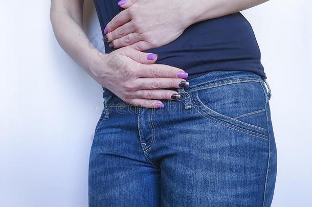 女人胃痛苦肚子循环问题症状表现