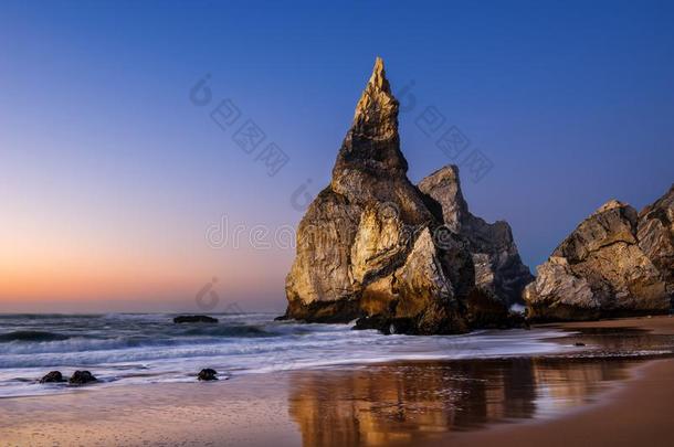 <strong>大熊星座</strong>海滩在日落,辛特拉,葡萄牙