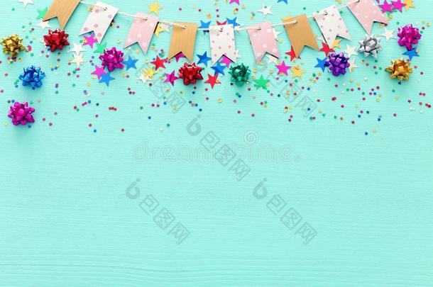 社交聚会富有色彩的五彩纸屑越过光彩色粉笔蓝色木制的背景