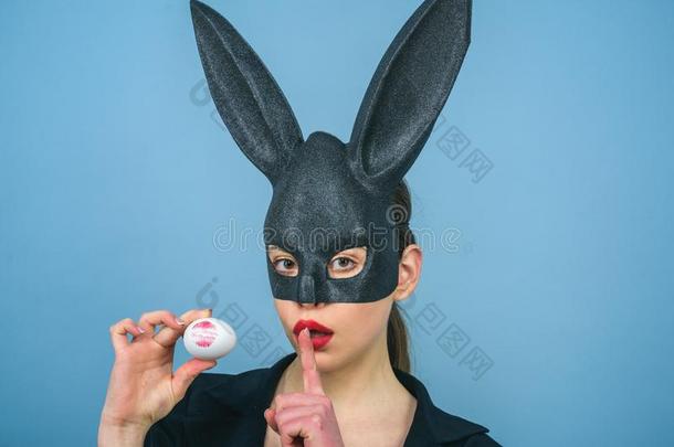 鸡蛋打猎.口红接吻照片向复活节鸡蛋.兔子女人.幸福的