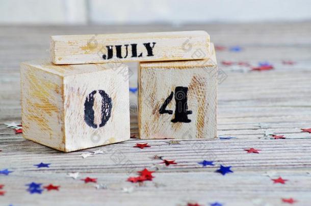 木制的日历和指已提到的人日期关于七月4,幸福的独立一天,