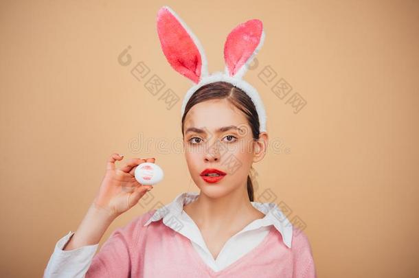 幸福的复活节.口红接吻照片向复活节鸡蛋.复活节兔子令马停住的声音