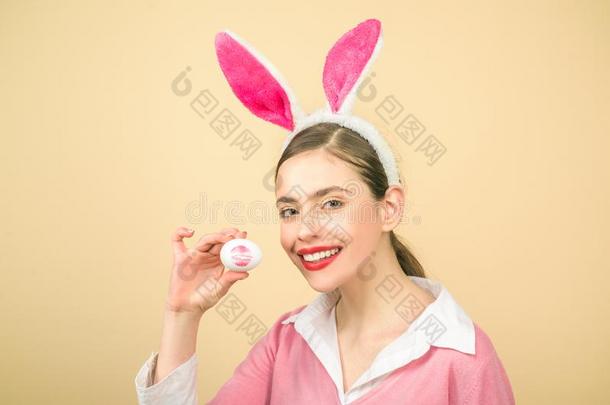 幸福的复活节.年幼的女人采用兔子兔子耳.复活节兔子一次写入存储器