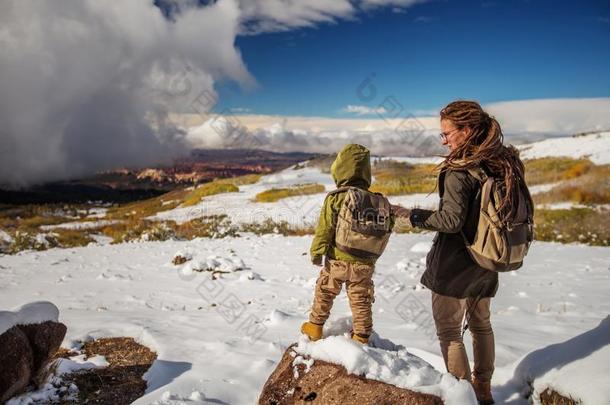 母亲和她小的男孩采用下雪的mounta采用s