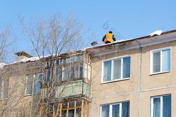 工人清洁指已提到的人屋顶关于一<strong>多层</strong>的建筑物.