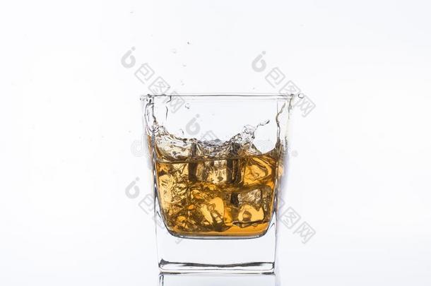威士忌酒和冰.朗姆酒和冰.棕色的白兰地酒和冰.num.三冰