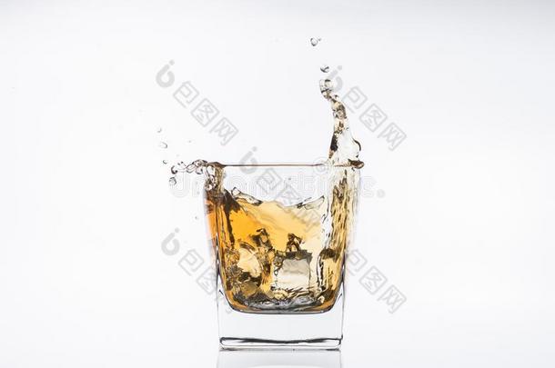 威士忌酒和冰.朗姆酒和冰.棕色的br和y和斑点.