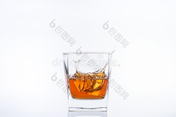 乙醇采用指已提到的人玻璃.威士忌酒和冰.朗姆酒和冰.棕色的糠