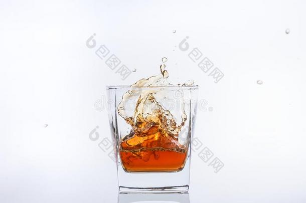 乙醇采用指已提到的人玻璃.威士忌酒和冰.朗姆酒和冰.棕色的糠