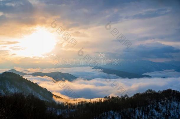 美丽的遥远的冬山和以天空为主题的画和薄雾