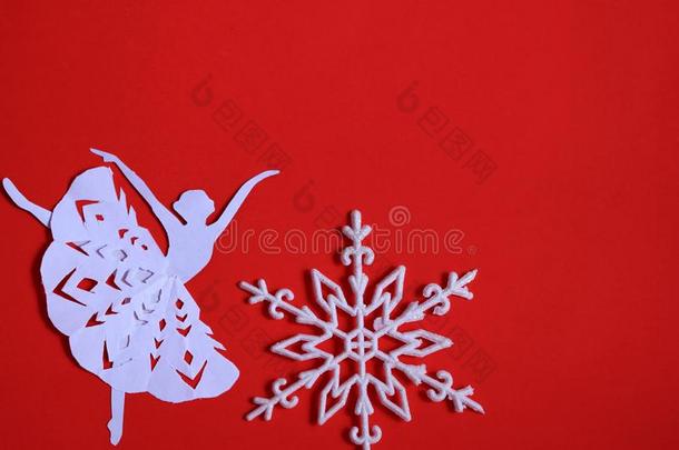 圣诞节红色的背景和一些彩灯和芭蕾舞跳舞者