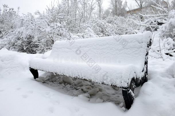 长凳采用一p一rk满的在上面和一雪