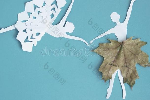秋背景和树叶和一些<strong>彩灯</strong>,芭蕾舞跳舞者