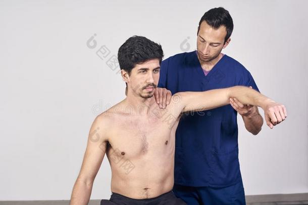 年幼的男人所有脊椎推拿疗法肩膀调节.物理疗法