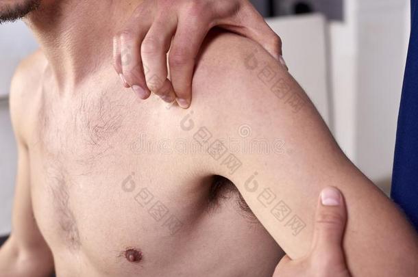 年幼的男人所有脊椎推拿疗法肩膀调节.物理疗法