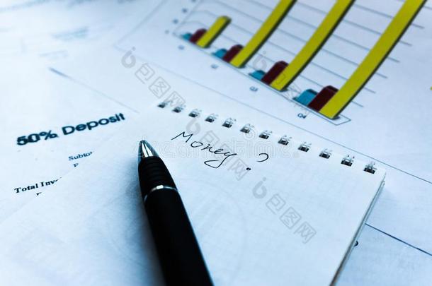 商人分析投资图表和声明和金融