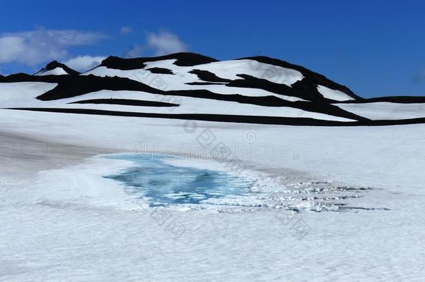 冰湖采用雪风景和黑的小山向费姆夫Ã¶鲁哈尔=moment