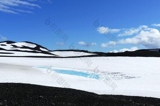 冰湖采用p英语字母表的第18个字母ist采用e雪风景和黑的小山向费姆夫Ã¶英语字母表的第18个字母