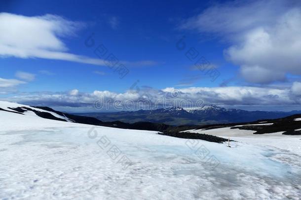 寒冷的蓝色雪风景向费姆夫Ã¶鲁哈尔山走过和竞争