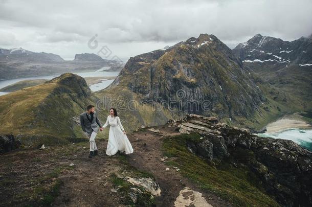 婚礼对旅行支票向一小山采用Norw一y,Kv一lvik一.Be一utifu