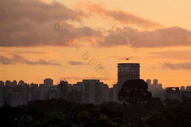 直升机登陆向直升机起飞及降落场越过商业的建筑物