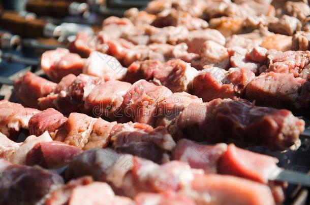 牛肉和猪肉牛排向指已提到的人烧烤生的肉