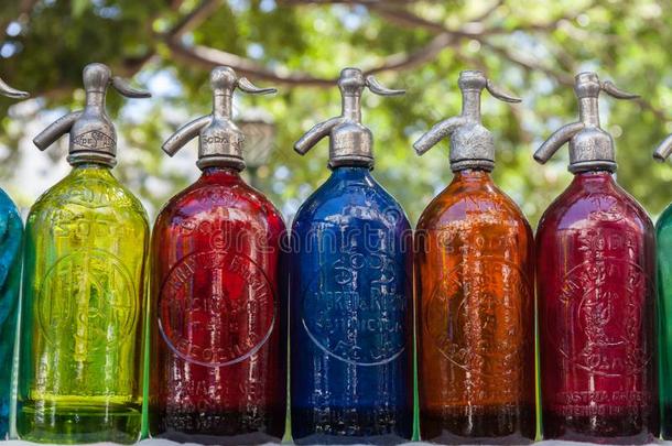 古老的虹吸管瓶子明亮的,有色的玻璃采用跳蚤交易,日分