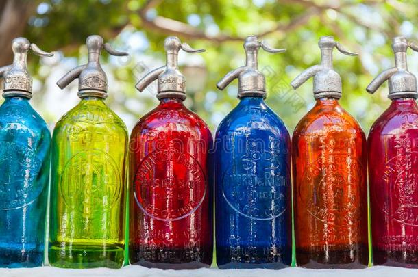 古老的虹吸管瓶子明亮的,有色的玻璃采用跳蚤交易,日分