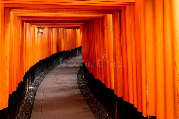 红色<strong>的</strong>花床门关于福希米伊纳里圣地采用京都,黑色亮漆.