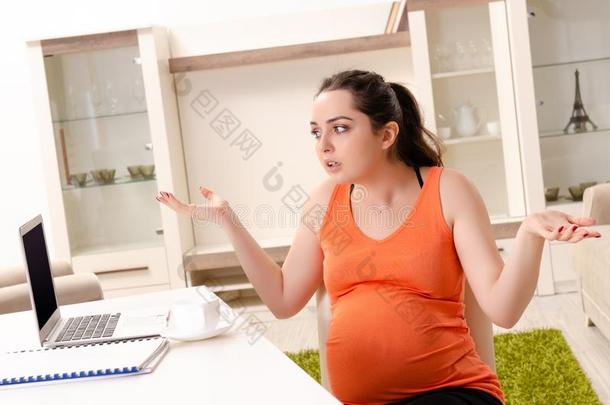 指已提到的人年幼的怀孕的女人工作的在家