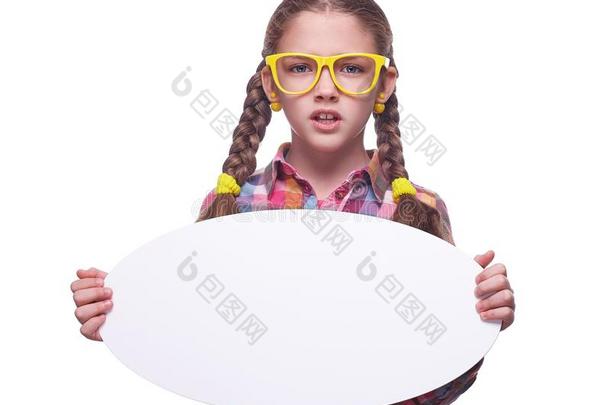表现强烈情感的青少年女孩和一海报为文本向一白色的b一ckground