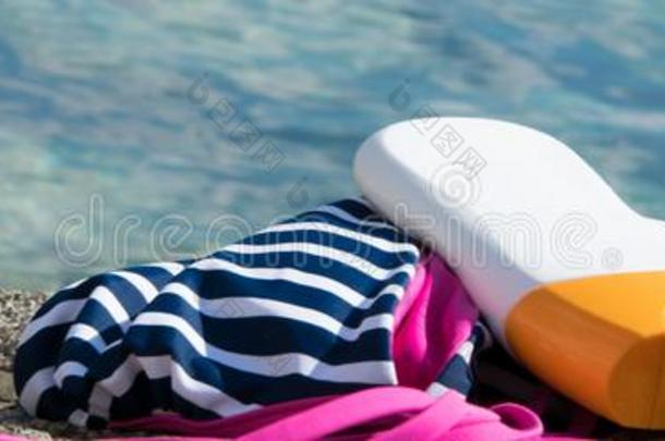 海滩物料项目-游泳衣,太阳<strong>保护</strong>乳霜和一<strong>壳</strong>向一Sweden瑞典