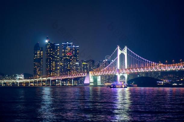 光根桥和摩天大楼采用指已提到的人夜.釜山,南方朝鲜