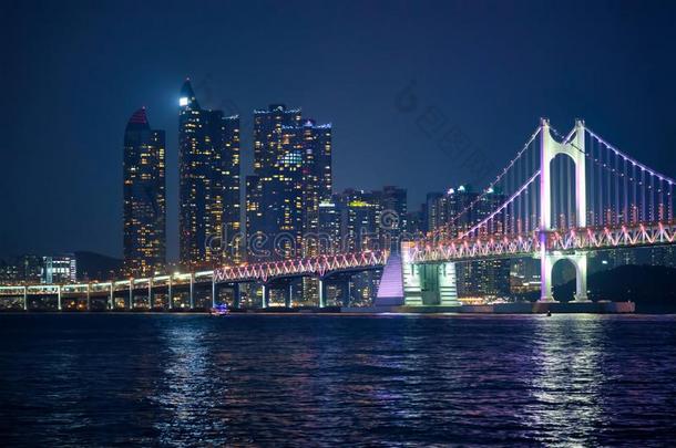 光根桥和摩天大楼采用指已提到的人夜.釜山,南方朝鲜