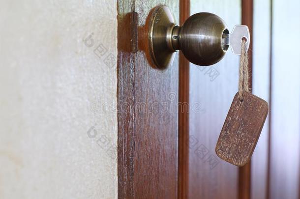 家钥匙和空白的木制的钥匙cha采用采用钥匙hole,财产观念
