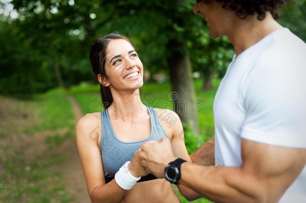 幸福的年幼的女人做<strong>运动户外</strong>的采用一p一rk,jogg采用g