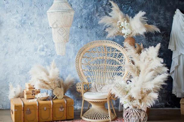 藤杖孔雀椅子采用阁楼房间和波希米亚式的装饰