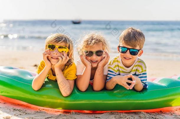 num.<strong>三亚</strong>麻色的小孩采用太阳镜是ly采用g向指已提到的人海滩