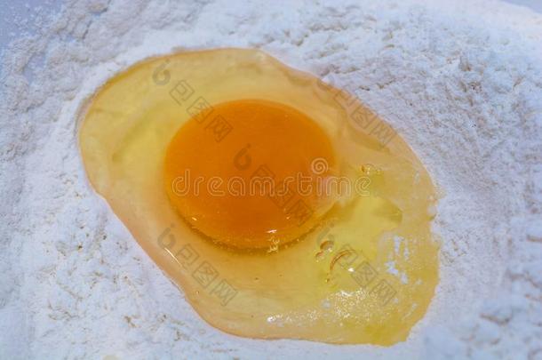 鸡蛋蛋黄和鸡蛋白带向面粉在期间烘焙