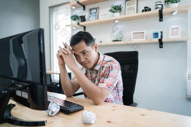 亚洲人男人等候为某物有样子的在personalcomputer个人计算机