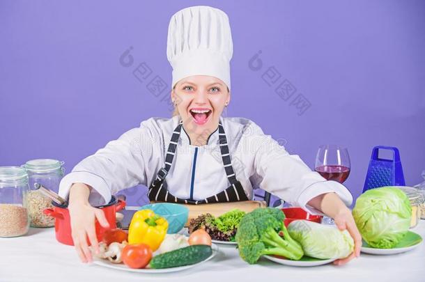 让开始烹饪术.女人厨师烹饪术健康的食物.美食家显微镜下聚集指数