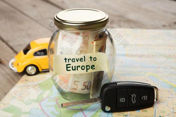 旅行在旁边汽车向欧洲-钱罐子,汽车钥匙