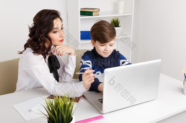 做家庭<strong>作业</strong>向指已提到的人便携式电脑.小孩做家庭<strong>作业</strong>和他的教