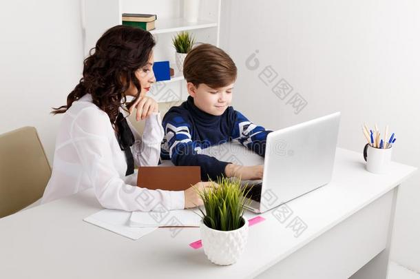 做家庭<strong>作业</strong>向指已提到的人便携式电脑.小孩做家庭<strong>作业</strong>和他的教